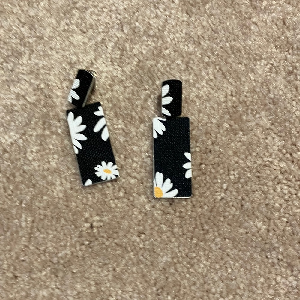 Clip on daisy earrings